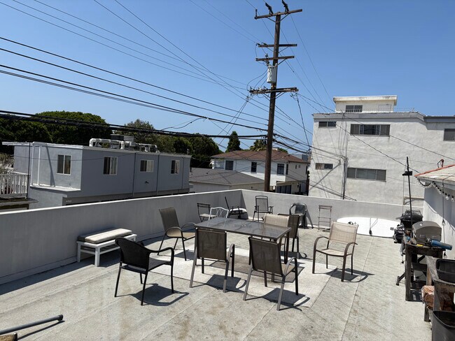 Rooftop Patio - 2202 Ocean Park Blvd