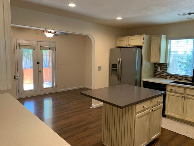 Building Photo - Updated 3 bedroom 2 bathroom close to Meri...