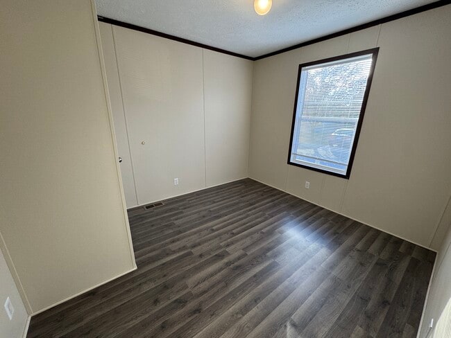 Building Photo - 48582 Lakeview E