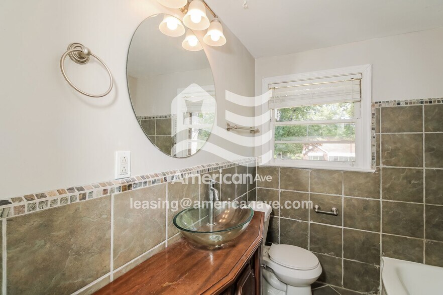 Building Photo - 2234 Margurette St