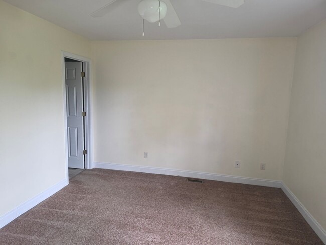 Building Photo - 3 bedroom 3 bath townhouse with one car ga...