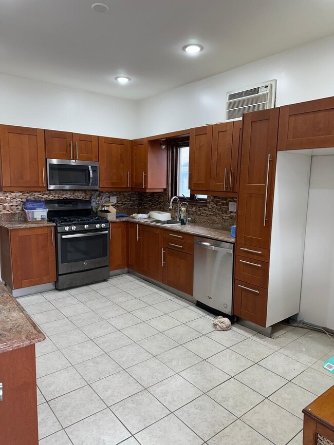 Building Photo - 143 W 26th St