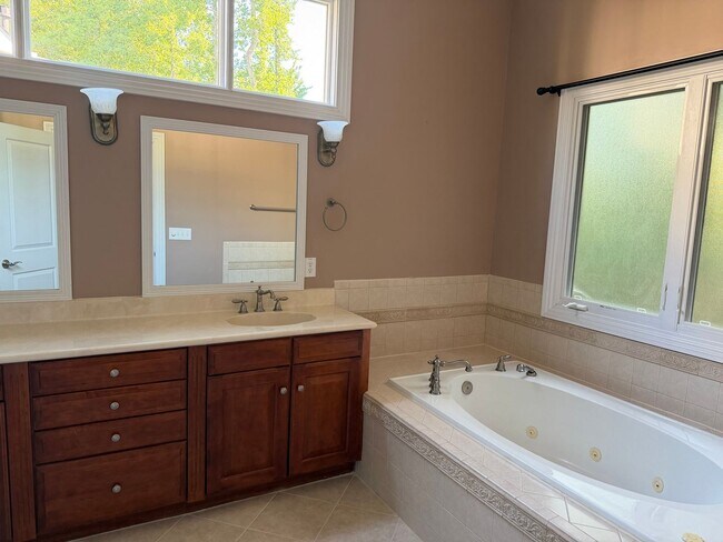 Building Photo - Luxury Living: 4 Bedroom home in Chapel Hill w/ spacious interior | 2 Year Lease Term