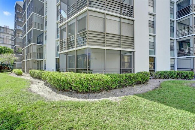 Building Photo - 20400 W Country Club Dr