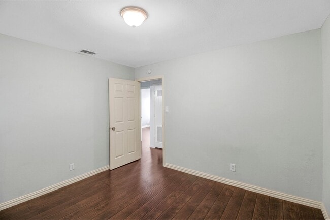 Building Photo - 2425 Lakeview Cir