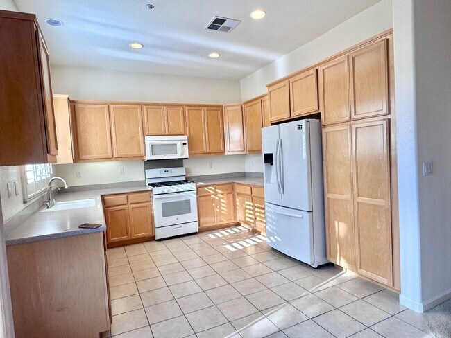 Building Photo - Beautifully Maintained Single Story 4 Bed ...