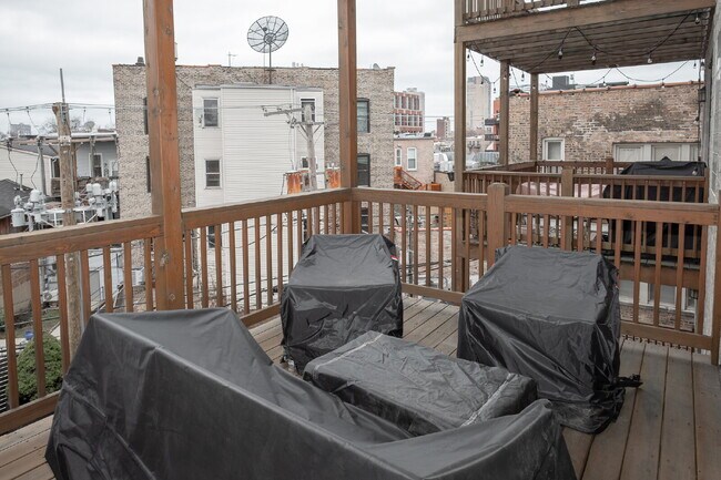 Building Photo - 3-Bed Urban Retreat with Fireplace & Granite Touches in Lincoln Park