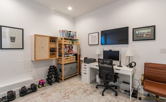 Building Photo - Three Bed Olde Kensington Home