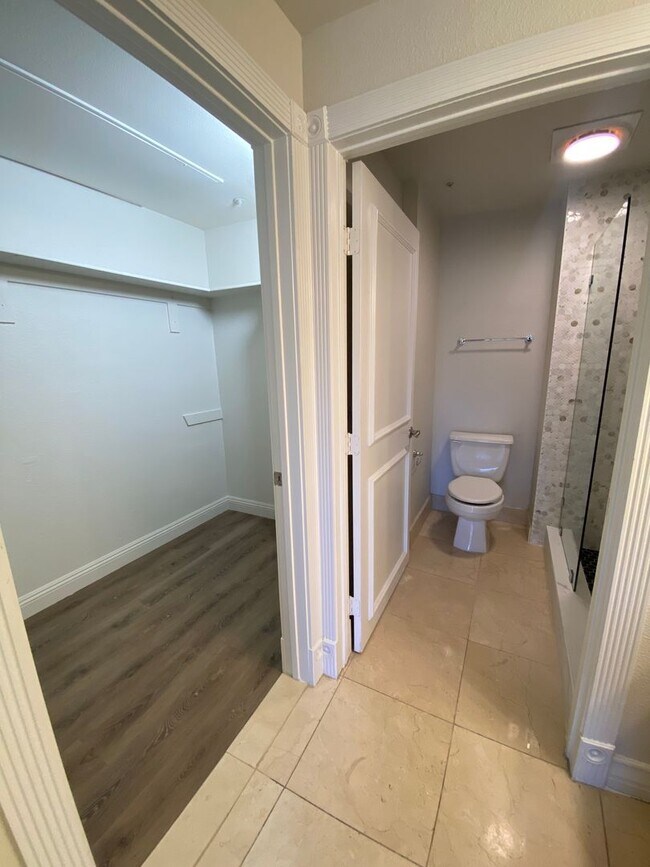 Building Photo - Remodeled 2 Bedroom Condo Just Off the Strip!