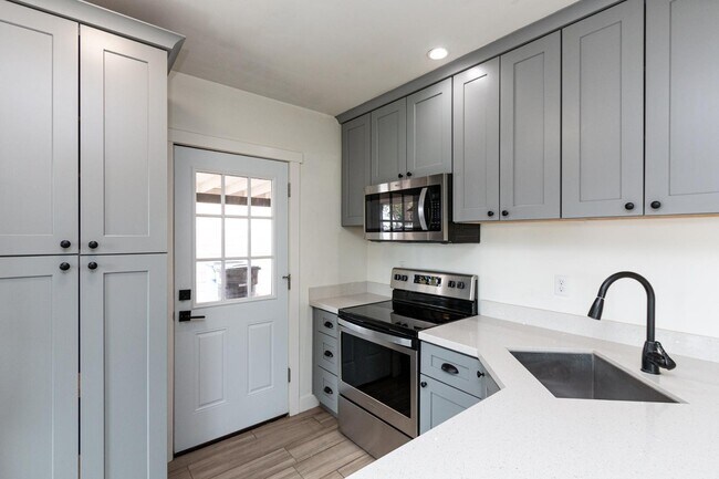 Building Photo - 114 E Elliot Rd