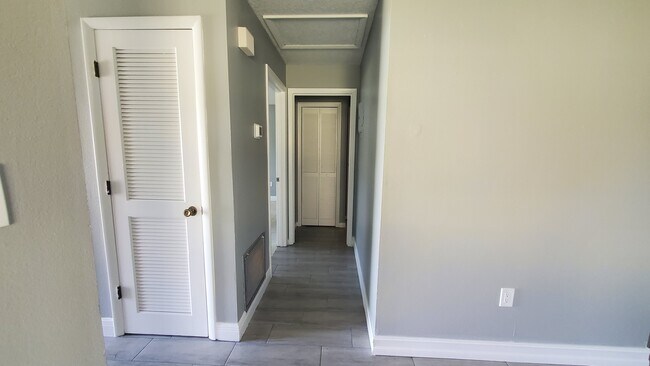 Building Photo - 1711 Lakewood Ave