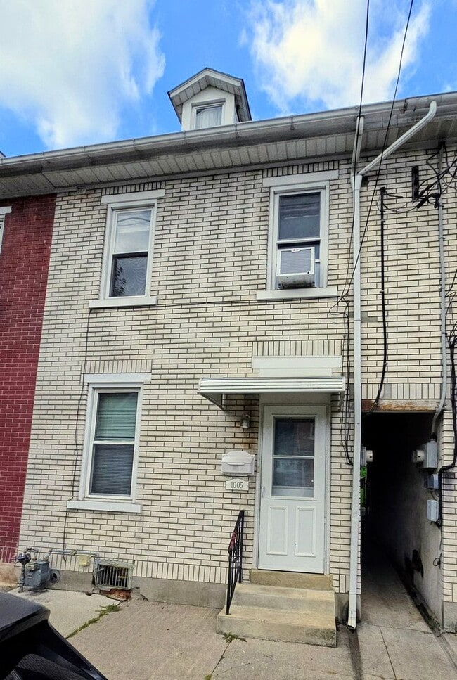 Building Photo - 1005 Seneca St