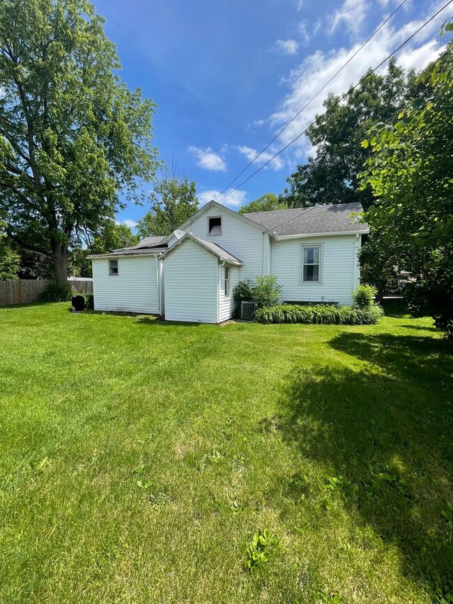 Building Photo - 606 N Court