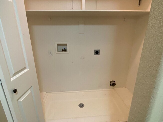 Building Photo - Beautiful 2 Bedroom Condo in North Orem