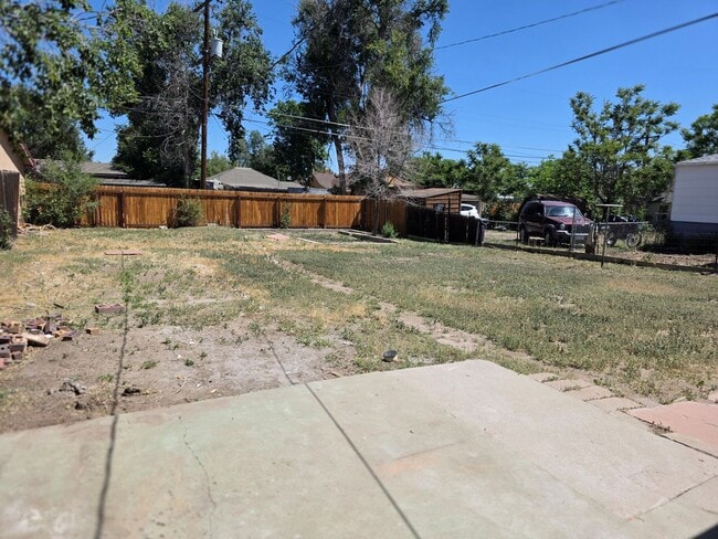 Building Photo - SPACIOUS, BRIGHT 2 BEDROOM - LARGE YARD