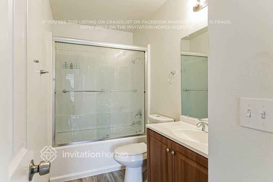 Building Photo - 2128 W Hartford Ave