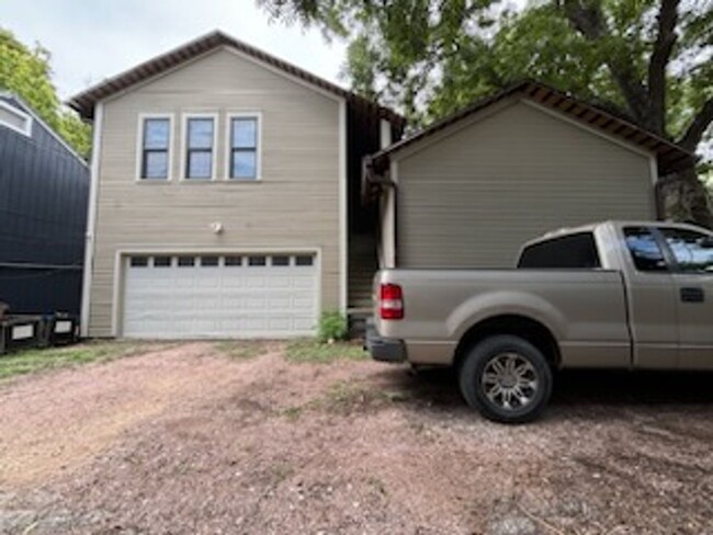 Building Photo - Charming Hyde Park 1BR Garage apartment: C...