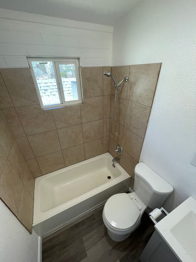Building Photo - COMING SOON! 2 Bedroom, 1 Bath Apartment i...