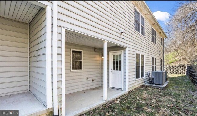 Building Photo - 10 Lenox Ct