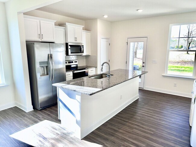 Building Photo - Bed 2.5 Bath End Unit Townhome In a Prime Location!!