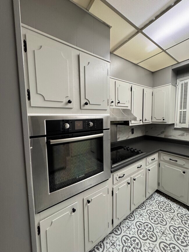 Building Photo - 688 Tate Ave