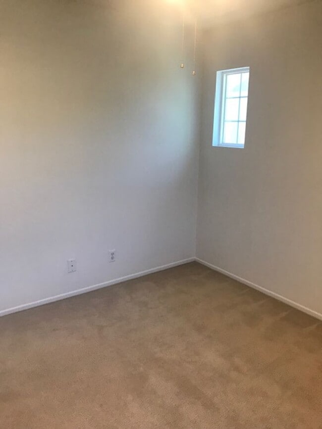 Building Photo - Gated Community!