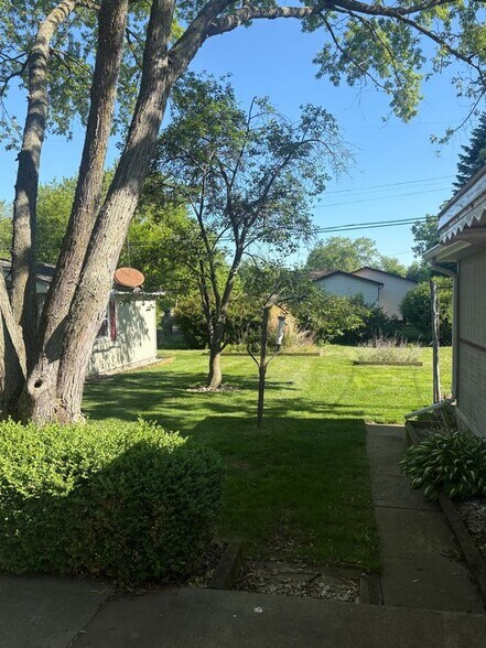 Building Photo - 6284 Woodsdale Dr