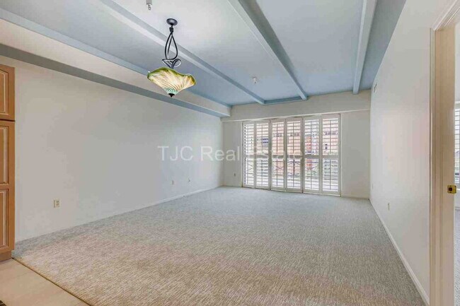 Building Photo - 180 Cook St