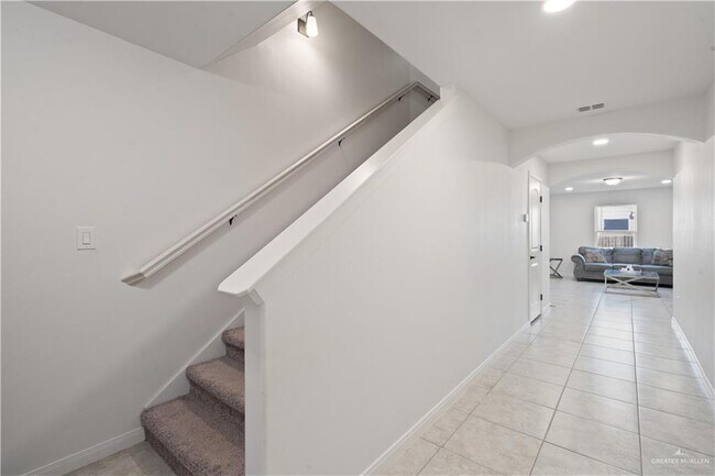 Building Photo - 21 N 26th Dr