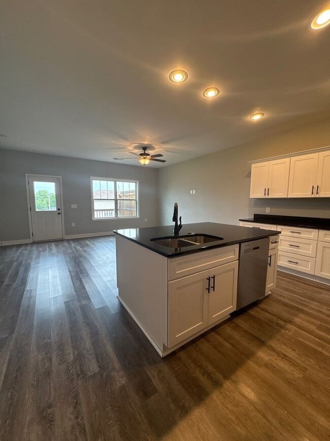 Building Photo - Beautifully Renovated 3BR/2.5BA! Spacious & Move In Ready!