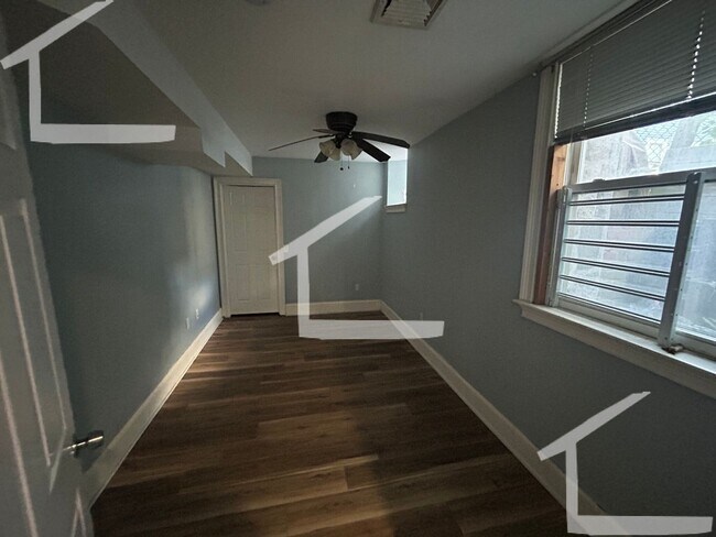 Building Photo - Don't miss out on this 6 bed 2 bath in Mission Hill...