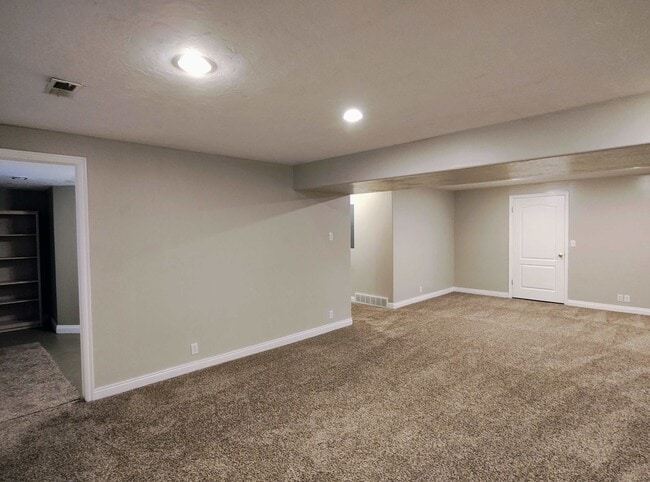 Building Photo - 5 BD 3 BA 2900 sq ft HOME IN DRAPER.