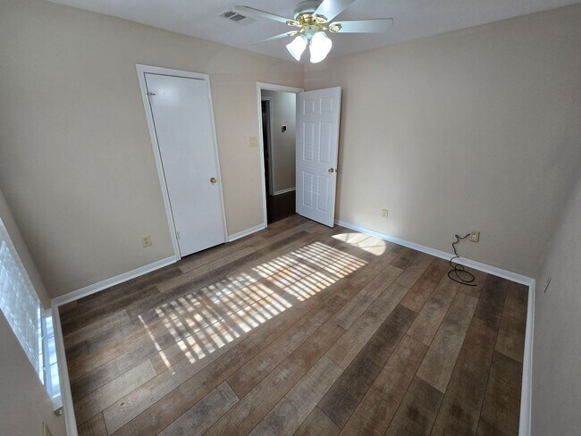 Building Photo - Bryan - 3 Bedroom - 2 Bath home with garag...