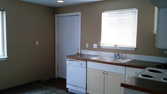 Building Photo - WOODLAND 3 BEDROOM, 3 BATH BEAUTY!
