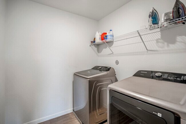 Building Photo - 10477 Pineland Dr