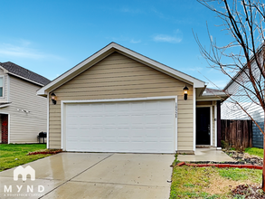 Building Photo - 10528 Many Oaks Dr