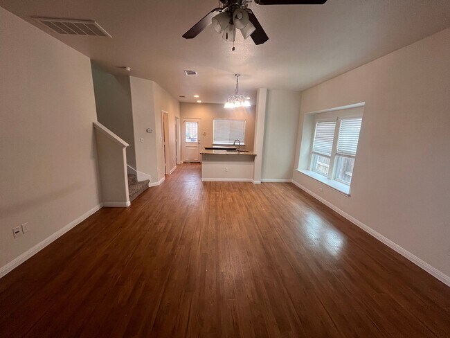 Building Photo - Blanco Vista 3 bed 2.5 bath