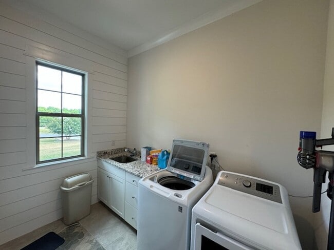 Building Photo - Lightly Furnished 4BR, 4BA Chapel Hill Hom...
