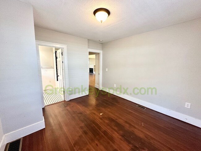 Building Photo - Huge 3 Bedroom 2 Bathroom House in Heart o...