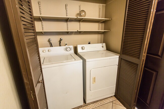 Building Photo - Great 2 Bedroom 1.5 Bath Townhome in Henderson