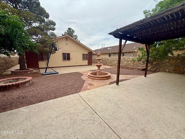 Building Photo - 12118 Royal Woods Dr