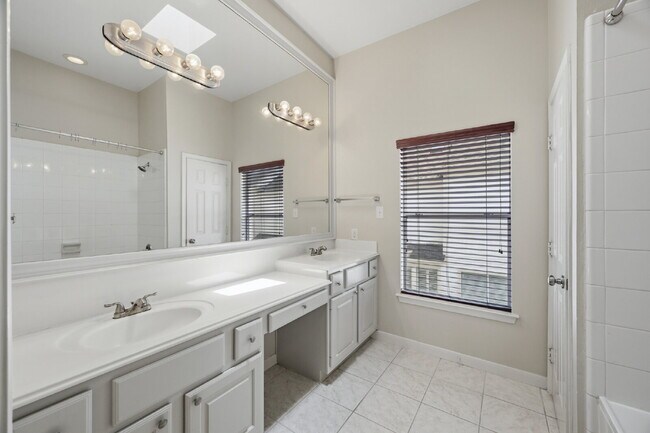 Building Photo - "Chic Urban Living: Spacious 2-Bed, 2-Bath Townhouse in Houston's Heart!"