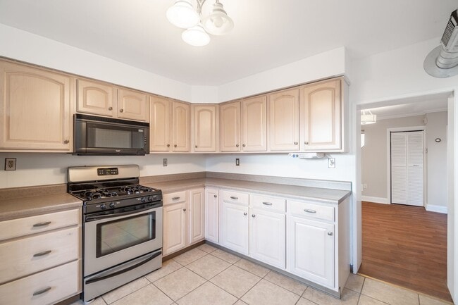 Building Photo - Luxury Home - South Side Flats