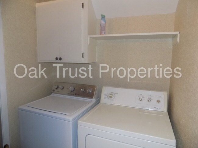 Building Photo - Lakeside James Island Townhouse