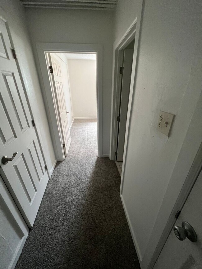 Building Photo - 4064-4466 S Broadway