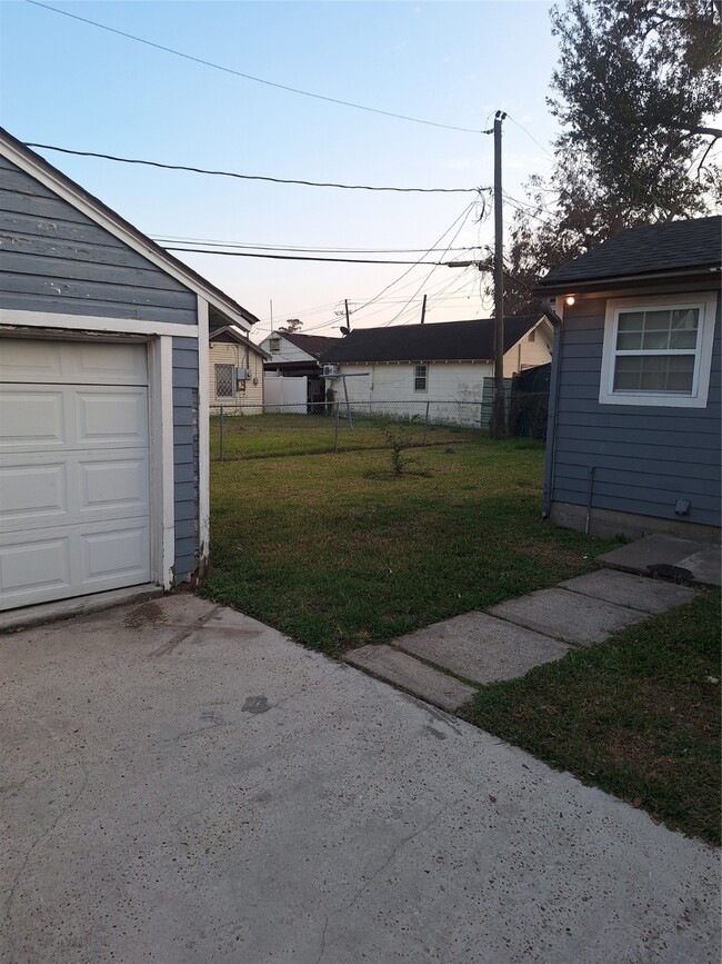 Building Photo - 2043 Alta Vista St