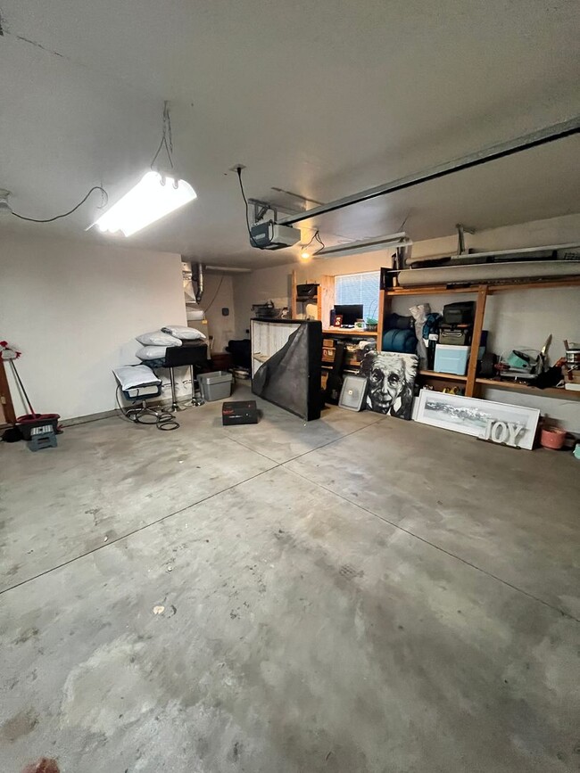 Building Photo - Newly Renovated 3 bed 2 bath home in the h...