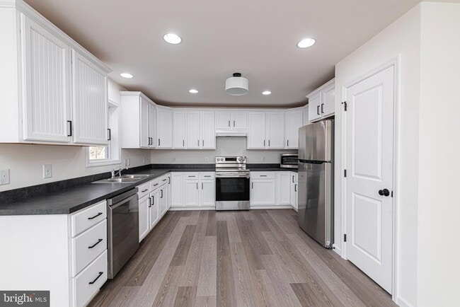 Building Photo - 617 Port Providence Rd