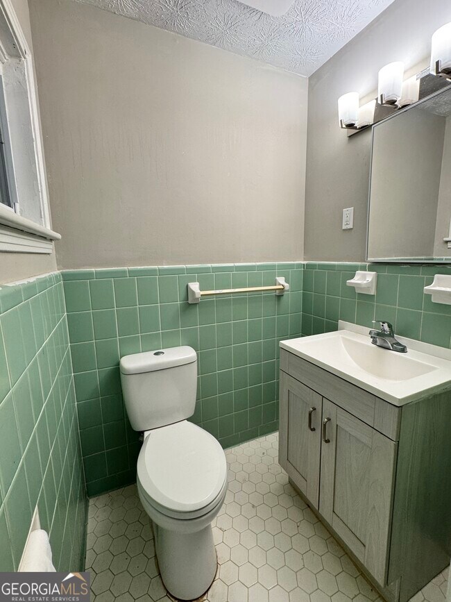 Building Photo - 452 Windsor Dr SW