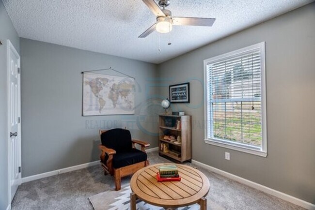 Building Photo - Attn: Pilots! 3BR 2BA Crashpad!